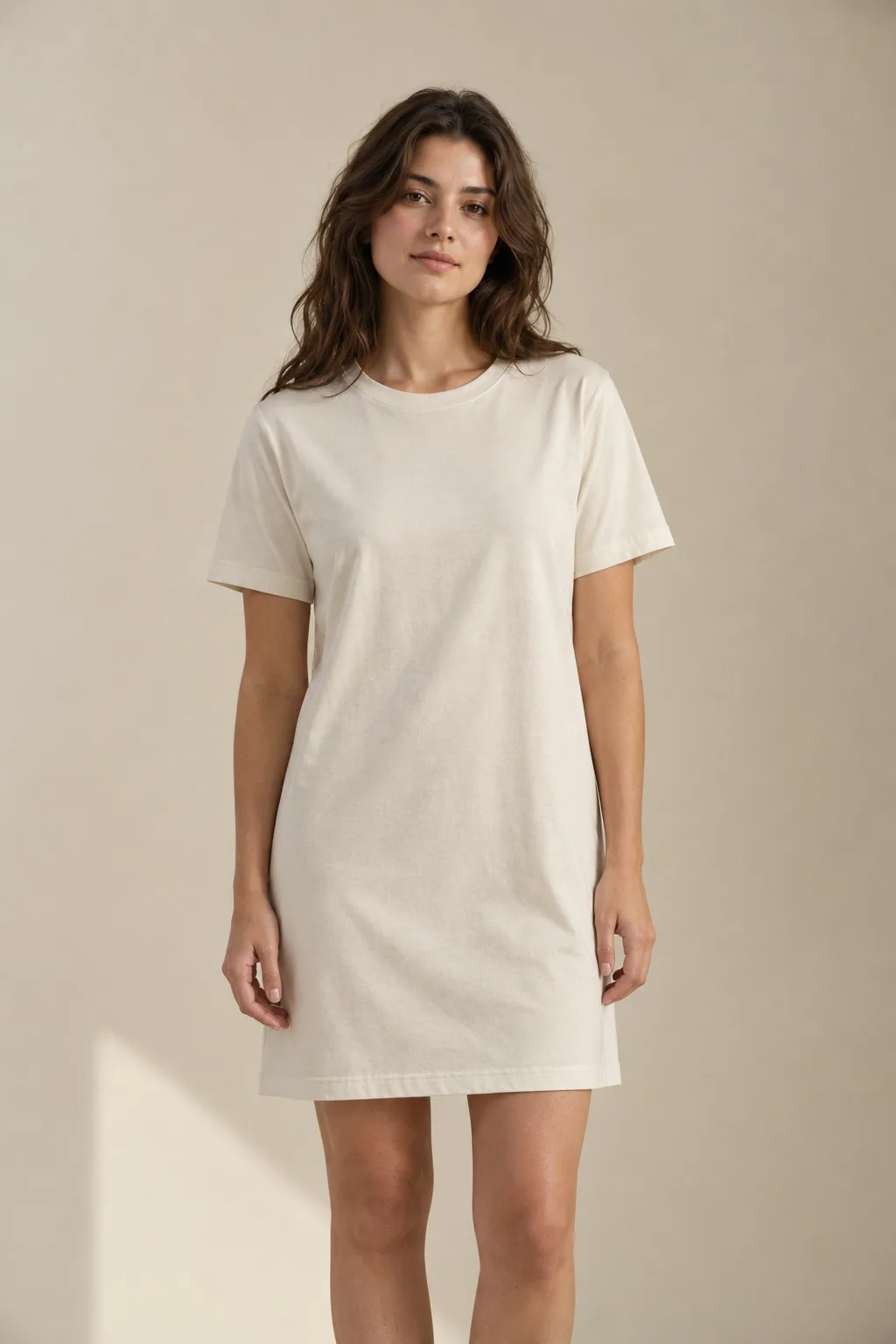 Woman wearing an ecru short-sleeved T-shirt dress