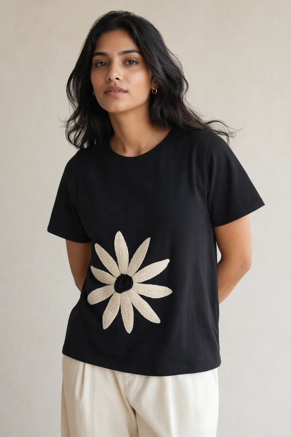 Knits woman black crochet daisy tee