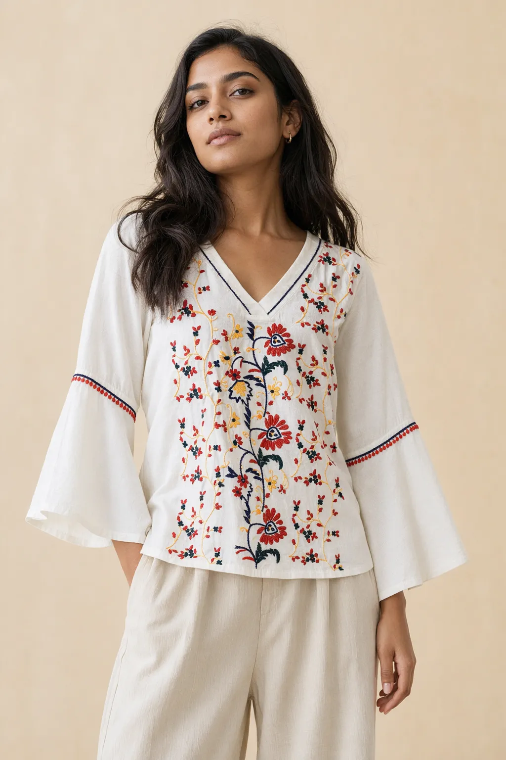 Woven woman ivory embroidered flare top